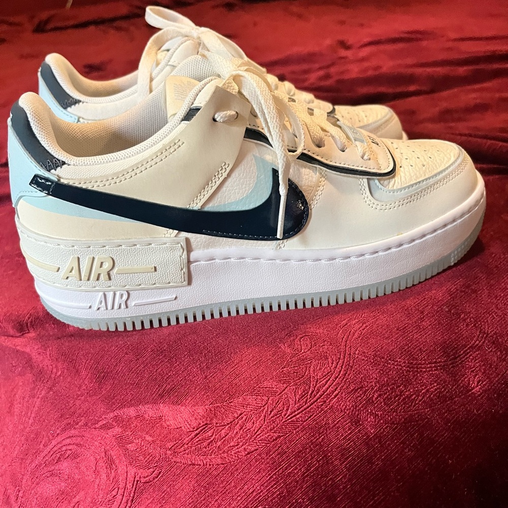 Nike Low-Tops in Cream and Navy Blue Women’s Size 8